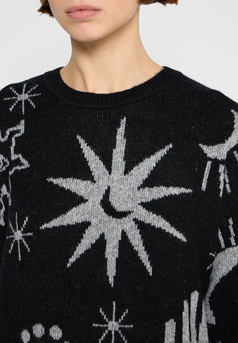 Maglione nero a maglia con motivi celestiali argentati, tra cui stelle e una luna crescente. Collo rotondo e tessuto testurizzato.