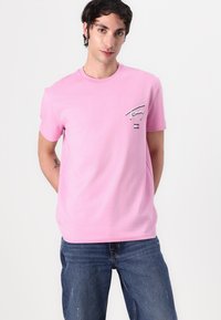 Tommy Jeans SIGNATURE CITY TEE UNISEX - Print T-shirt - carnival pink