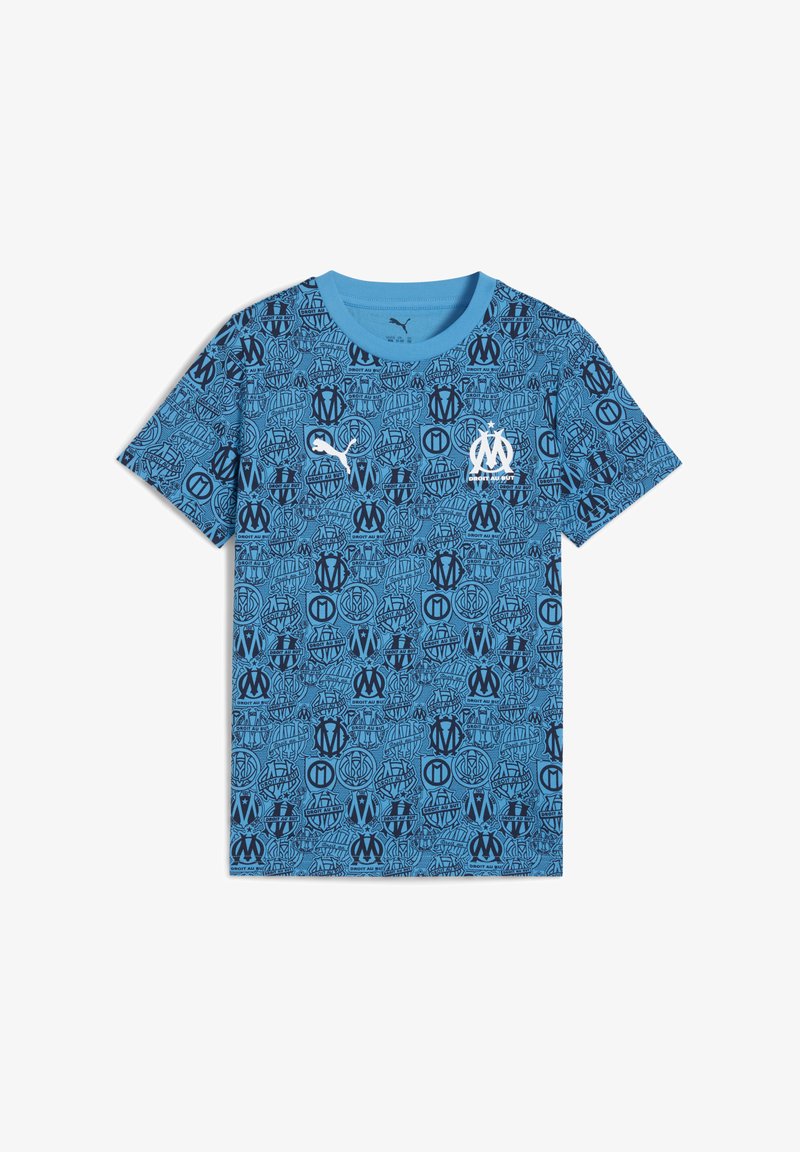 Zila kokvilnas t-krekls ar atkārtotu tumši zilu un melnu logo rakstu, apaļu kakla izgriezumu un īsām piedurknēm. Puma logs kreisajā krūtī.