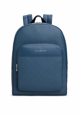 Niebieski, teksturowany plecak Tommy Hilfiger z przednią kieszenią na zamek, podwójnymi wyściełanymi paskami na ramiona oraz srebrnymi suwakami.