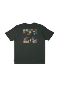 Camiseta de algodón verde oscuro con un gran patrón gráfico colorido en la parte posterior, que incluye diseños abstractos en naranja, azul y verde.