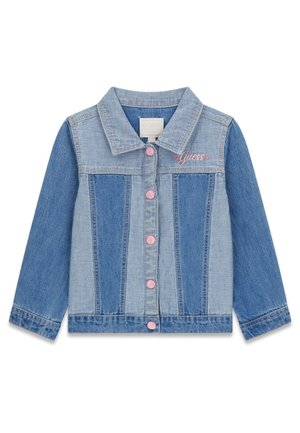 Veste en denim bleu pour filles avec des boutons roses et le mot « Guess » brodé en rose avec des accents en forme de cœur sur la poitrine.