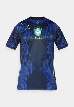 Nogometni dres mornarsko modre barve z modrimi grafičnimi vzorci, okrogel ovratnik, kratkimi rokavi, rumenimi poudarki in logotipom CBF s petimi zvezdami.