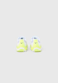 Zapatillas deportivas blancas con un acento verde amarillento, parte superior de malla texturizada y suela de goma. Incluyen un logo en el talón y un diseño moderno.