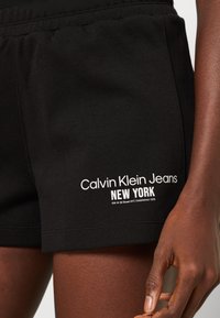 Calvin Klein Jeans INSERT INTERLOCK - Shortsit - ck black
