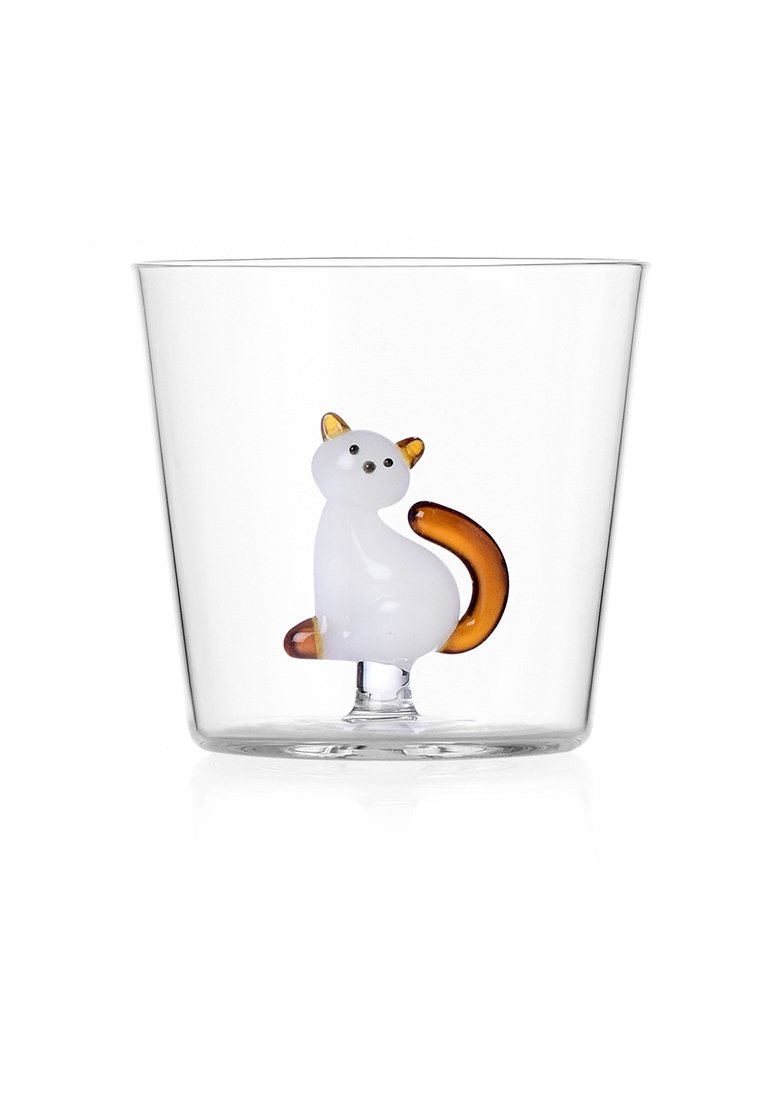 Przezroczysta szklanka z figurką białego kota z pomarańczowym ogonem i czubkami uszu, charakteryzująca się gładkimi fakturami i prostymi elementami designu.