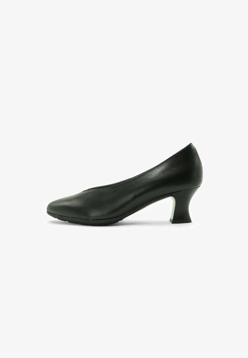 Zapato de tacón negro de cuero con punta afilada y un tacón bajo y acampanado. Textura suave y diseño minimalista. Presenta un ligero brillo.