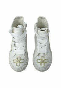 Sneakers alte bianche con tomaia in tessuto texturizzato, caratterizzate da un motivo floreale in perline sul lato e lacci bianchi.