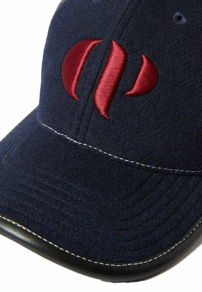 Cappellino blu navy con visiera curva nera, caratterizzato da cuciture bianche e forme geometriche ricamate in rosso sul pannello frontale.