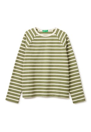 Koszula z długim rękawem z oliwkowo-zielonymi i białymi poziomymi paskami oraz okrągłym dekoltem, rozłożona na płasko na białym tle.