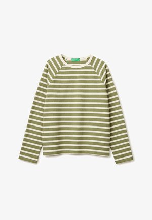 Koszula z długim rękawem z oliwkowo-zielonymi i białymi poziomymi paskami oraz okrągłym dekoltem, rozłożona na płasko na białym tle.