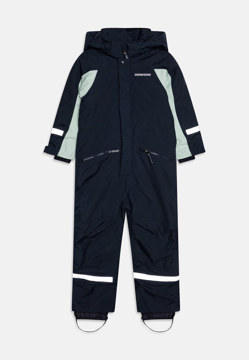 Macacão à prova d'água azul-marinho com detalhes em verde claro, fechos de correr à frente, punhos elásticos e tiras refletivas nos braços e pernas.