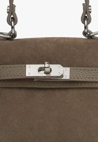 Brązowa zamszowa torebka z gładkim skórzanym paskiem, wyposażona w srebrne metalowe zapięcie zatrzaskowe i kontrastujące przeszycia.