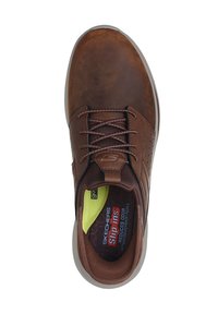 Brauner Lederschuh mit rundlicher Spitze, strukturierter Oberfläche und perforierten Details. Verfügt über Schnürsenkel und eine gepolsterte Innensohle mit Logo.