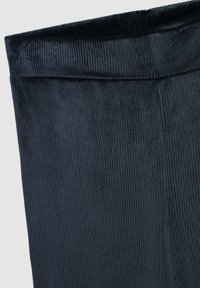 Tessuto in corduroy di un blu scuro con righe verticali, caratterizzato da un corpetto piegato. La texture è morbida con una leggera lucentezza.