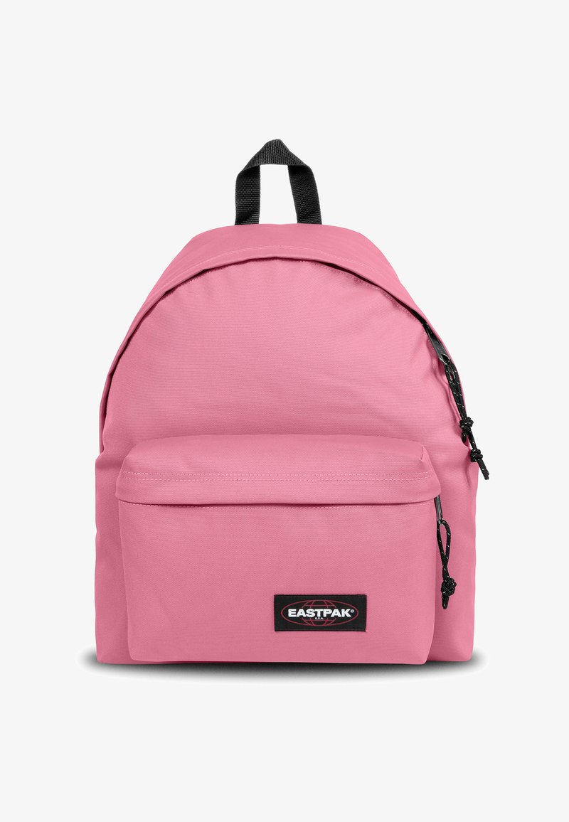Różowy plecak z przednią kieszenią na zamek i czarną rączką, z czarną naszywką logo Eastpak na kieszeni.
