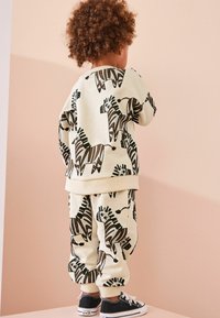 Next ALL OVER CHARACTER AND JOGGERS SET - Træningssæt - ecru zebra