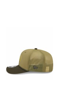 Olivgrüne Kappe mit Mesh-Rücken, gebogenem Schirm und einem gestickten Logo auf der Vorderseite. Hat eine strukturierte Form und einen verstellbaren Riemen.