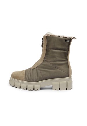 Botas de media pantorrilla con un upper de tela suave en color verde oliva y acentos en ante beige. Cuentan con una suela gruesa y texturizada en color crema y un forro esponjoso.