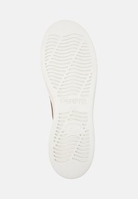 Weiße Schuhsohle mit strukturierten Wellenmustern, auf der das Wort "CAMPER" und ein Größenlabel zu sehen sind. Das Design deutet auf Komfort und Grip hin.