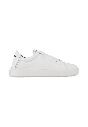 Sneaker in pelle bianca con profilo basso, punta tonda, lacci piatti e design minimalista. Presenta cuciture sottili e una suola imbottita.