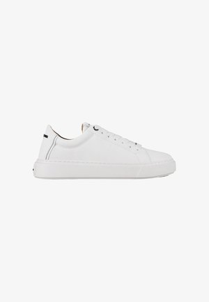 Sneaker in pelle bianca con profilo basso, punta tonda, lacci piatti e design minimalista. Presenta cuciture sottili e una suola imbottita.