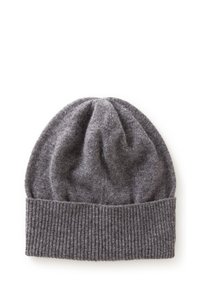 Gorro de punto gris hecho de tejido suave, con un puño acanalado y una parte superior ligeramente caída, con una textura sutil en todo el cuerpo.