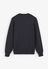 Donkerblauwe sweater met een ronde halslijn, raglanmouwen en ribgebreide mouwen en zoom. Gladde gebreide textuur, zonder zichtbare patronen of versieringen.