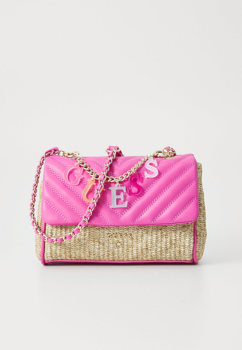 Borsa a tracolla in pelle sintetica trapuntata rosa con base in paglia intrecciata. Caratterizzata da una tracolla a catena e accenti colorati di lettere sulla parte anteriore.