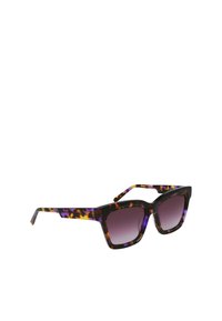 Lunettes de soleil violettes à motifs écaille de tortue avec des montures carrées, des verres dégradés et des branches multicolores contrastées.