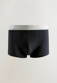 Fekete boxeralsó puha anyagból, fehér elasztikus derékrésszel, melyen a "NEXT" felirat található. Egyénre szabott szabás varrott részletekkel.