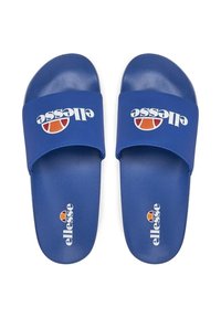 Para niebieskich klapek z białym i pomarańczowym logo Ellesse na pasku i wkładce, pokazane z góry na białym tle.