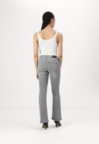 Gina Tricot LOW WAIST - Vaqueros bootcut - grey