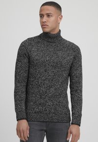 Schwarz-grauer melierter Rollkragenpullover mit langen Ärmeln, gerippten Bündchen und Saum, der ein strukturiertes Strickmuster aufweist.