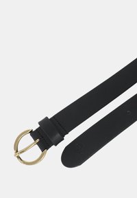 Cintura in pelle nera con fibbia in metallo dorato, caratterizzata da una texture liscia e un'estremità affusolata. Include dettagli di cucitura e stampa del logo.