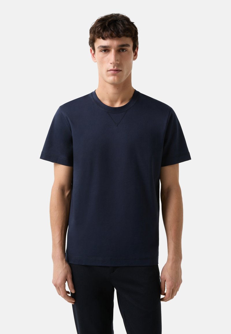 Marineblå bomulds t-shirt med korte ærmer, rund halsudskæring og en afslappet pasform. Har diskrete syninger og en glat tekstur.