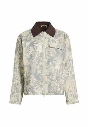 Giacca corta con motivo a foglia beige e grigio, colletto marrone, chiusura con zip e tasca sul petto, caratterizzata da una vestibilità comoda e maniche lunghe.