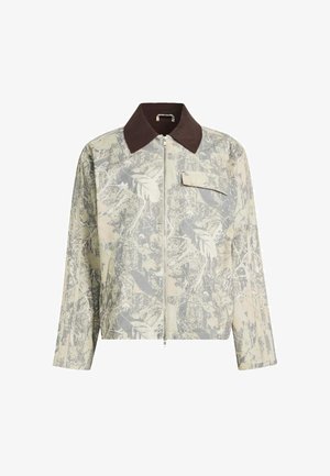 Giacca corta con motivo a foglia beige e grigio, colletto marrone, chiusura con zip e tasca sul petto, caratterizzata da una vestibilità comoda e maniche lunghe.