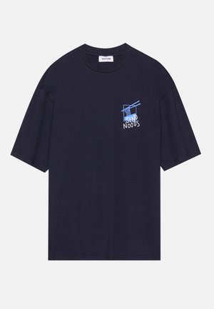 Navyblauwe katoenen T-shirt met korte mouwen, een ronde hals en een grafische print met de tekst "SEND NOODS" en eetstokjes aan de voorkant.
