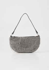 Bolso de mano negro adornado con strass plateados, forma curvada, correa de hombro única, cierre superior con cremallera, textura suave.