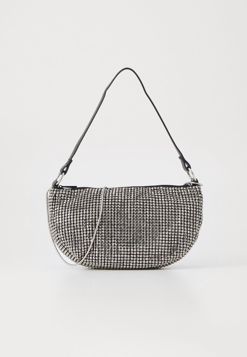 Bolso de mano negro adornado con strass plateados, forma curvada, correa de hombro única, cierre superior con cremallera, textura suave.