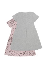 To kjole med kort erm, en grå og en rosa med prikkete mønster, laget av myk stoff med en utstillende skjørt design.