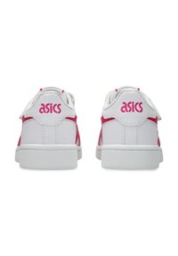 Vita sneakers med rosa detaljer, med en slät läderytan, rund tå och ASICS-logotyp baktill. Lågprofilgummi sula.