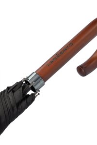 Czarny składany parasol z drewnianym uchwytem, metalowymi elementami i wygrawerowanym logo marki "LANCERTO" na uchwycie.