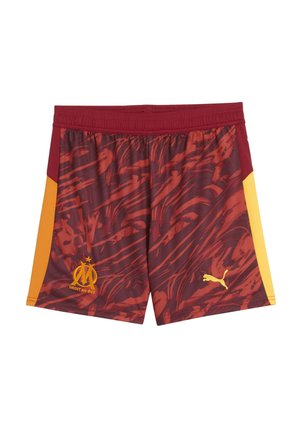 Pantalones cortos deportivos color burdeos con un patrón dinámico, que cuenta con paneles laterales amarillos. Incluye un logo bordado y texto en dorado. Fabricado con material ligero.