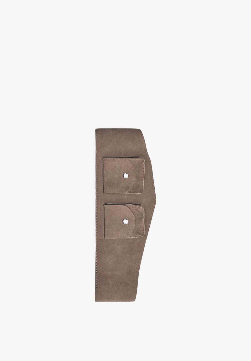 Ceinture large en daim marron avec deux poches avant à rabat sécurisées par des boutons-pression métalliques, conçue pour être portée à la taille.