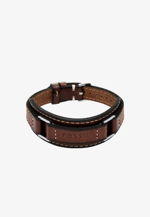 Bruine leren armband met zwarte accenten, voorzien van witte stiksels en een rechthoekige metalen gesp. Inclusief geëmbosseerd 'FOSSIL' merk.