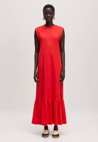 Rode mouwloze maxi-jurk met een gerimpelde zoom, gemaakt van een gladde stof, met een relaxte pasvorm en een minimalistisch ontwerp.