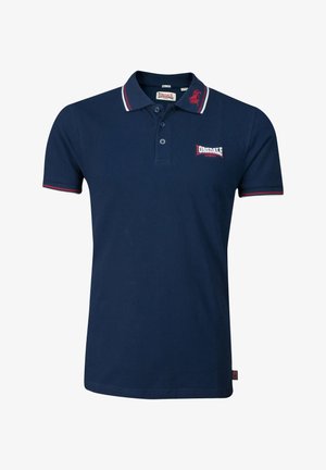 Mörkblå polo skjorta med röd och vit randig krage och ärmar, röd lejonbrodering och vit Lonsdale London-logotyp på bröstet.
