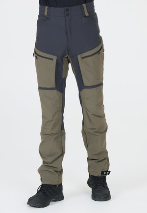 Heren outdoorbroek in donkergroen en grijs, voorzien van ritszakken, versterkte knieën en broekspijpen met verstelbare riemen voor de juiste pasvorm.